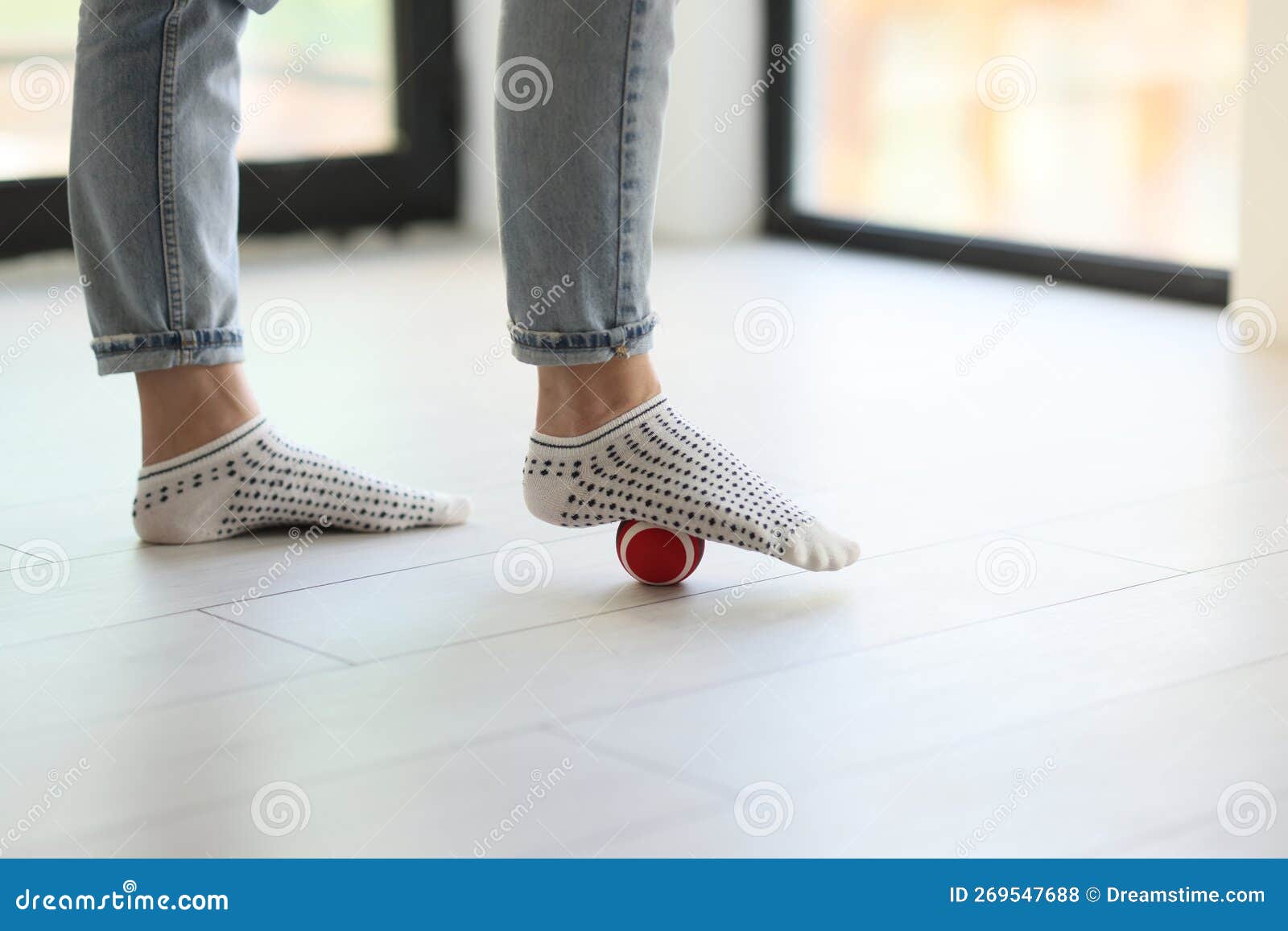 Jambe Féminine En Chaussettes Sur La Boule De Massage Au Sol Photo stock -  Image du orientation, fermer: 269547688