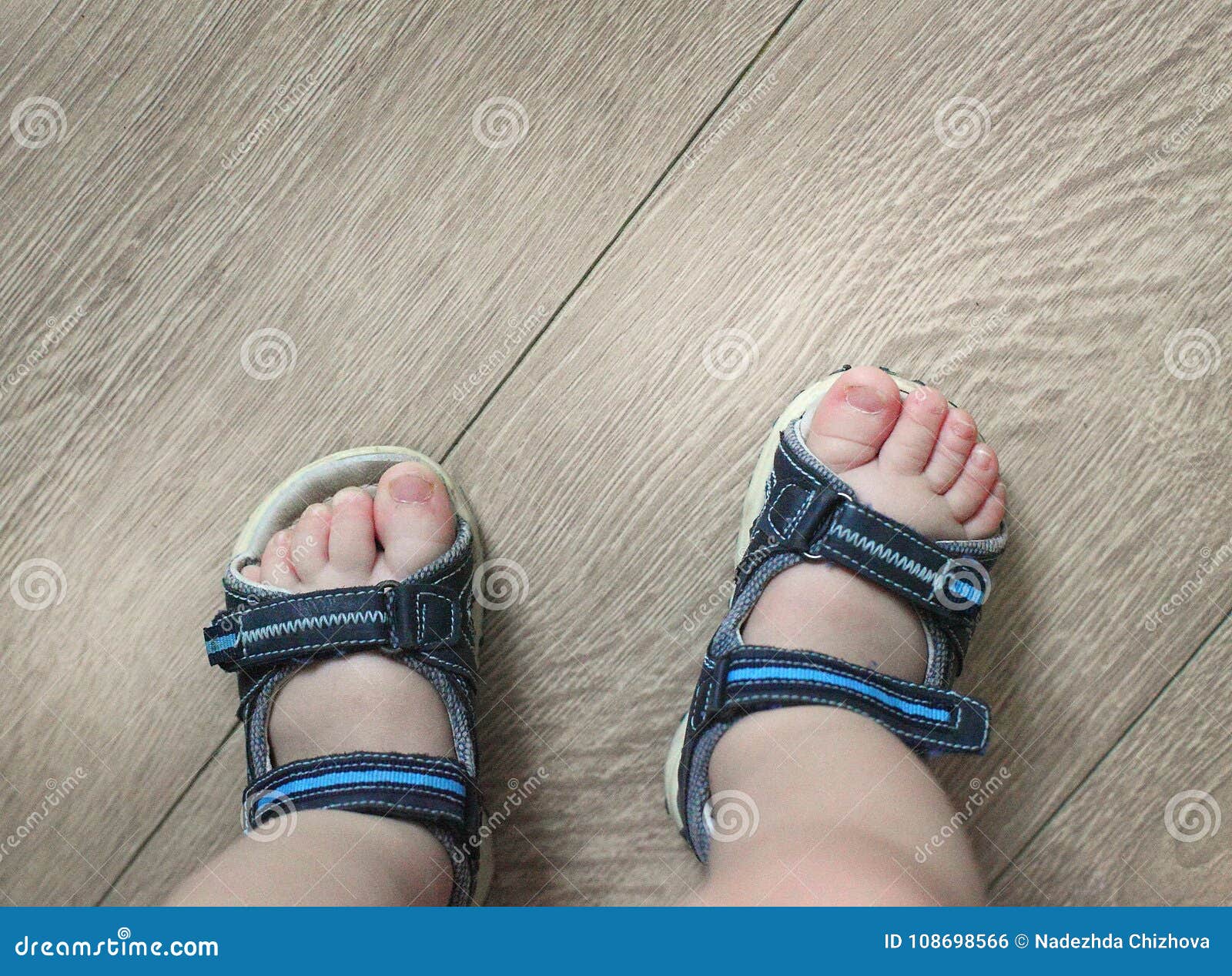 Jambes Chaussees Du Bebe Sandales Du S D Enfants Sur Leurs Pieds Chaussures D Enfant En Bas Age Sandales De Touristes Pour Les Photo Stock Image Du Taille Chaussure Jambes Chaussees Du Bebe Sandales Du S D Enfants Sur Leurs Pieds Chaussures D Enfant En Bas Age Sandales De Touristes Pour Les Photo Stock Image Du Taille Chaussure