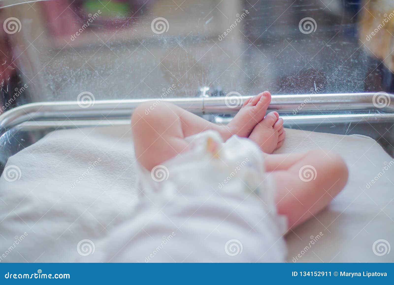 Jambes D Un Nouveau Ne Allonge Dans Une Couveuse L Enfant Vient De Naitre Et Est A L Hopital Avec Sa Mere Naturel Image Stock Image Du Mignon Soin Jambes D Un Nouveau Ne Allonge Dans Une Couveuse L Enfant Vient De Naitre Et Est A L Hopital Avec Sa Mere Naturel Image Stock Image Du Mignon Soin