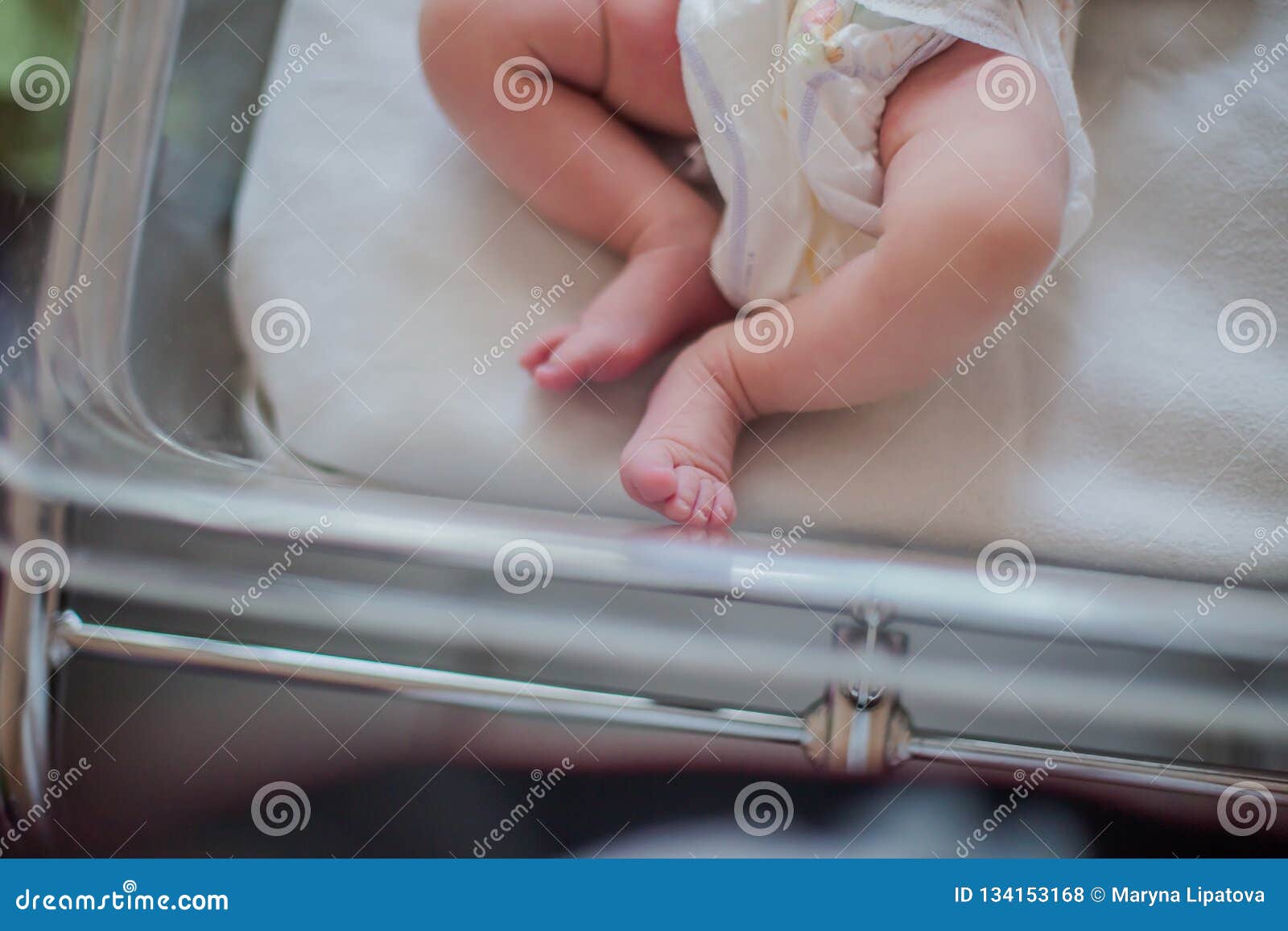 Jambes D Un Nouveau Ne Allonge Dans Une Couveuse L Enfant Vient De Naitre Et Est A L Hopital Avec Sa Mere Naturel Photo Stock Image Du Maison Enfant Jambes D Un Nouveau Ne Allonge Dans Une Couveuse L Enfant Vient De Naitre Et Est A L Hopital Avec Sa Mere Naturel Photo Stock Image Du Maison Enfant