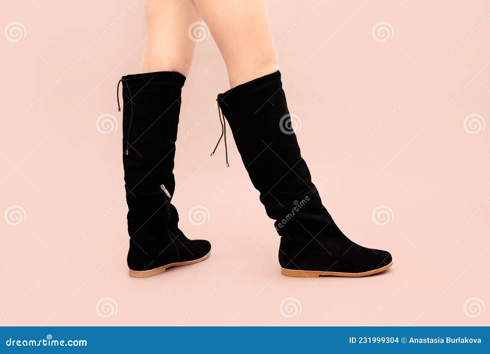 Jambes De Femmes En Noir Long Bottes En Daim D hiver Sans Talons Avec Semelle Plate Sur Fond Rose. Photo De Studio. Avant Et Arrie Photo stock Image du photo fashionable 231999304