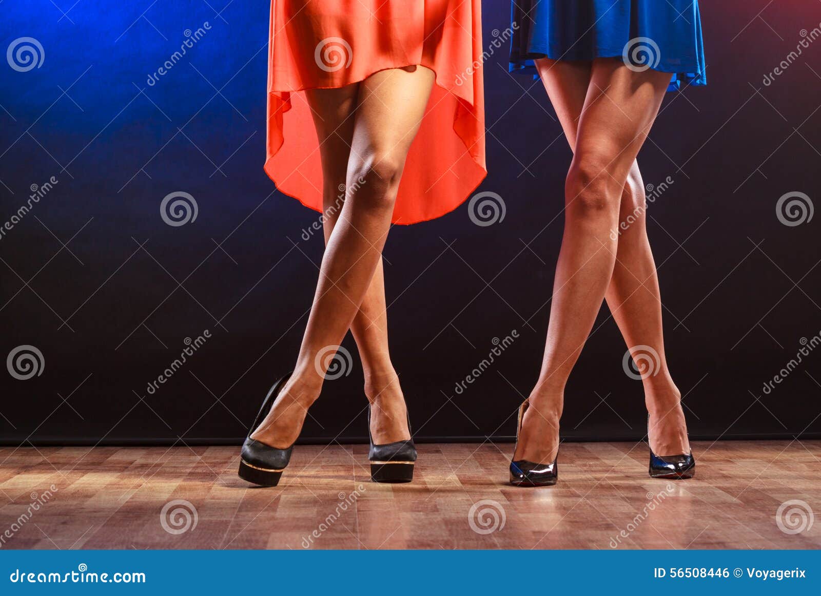 Jambes De Femmes Sur Des Talons Hauts Photo Stock Image Du Amis Coloré 56508446