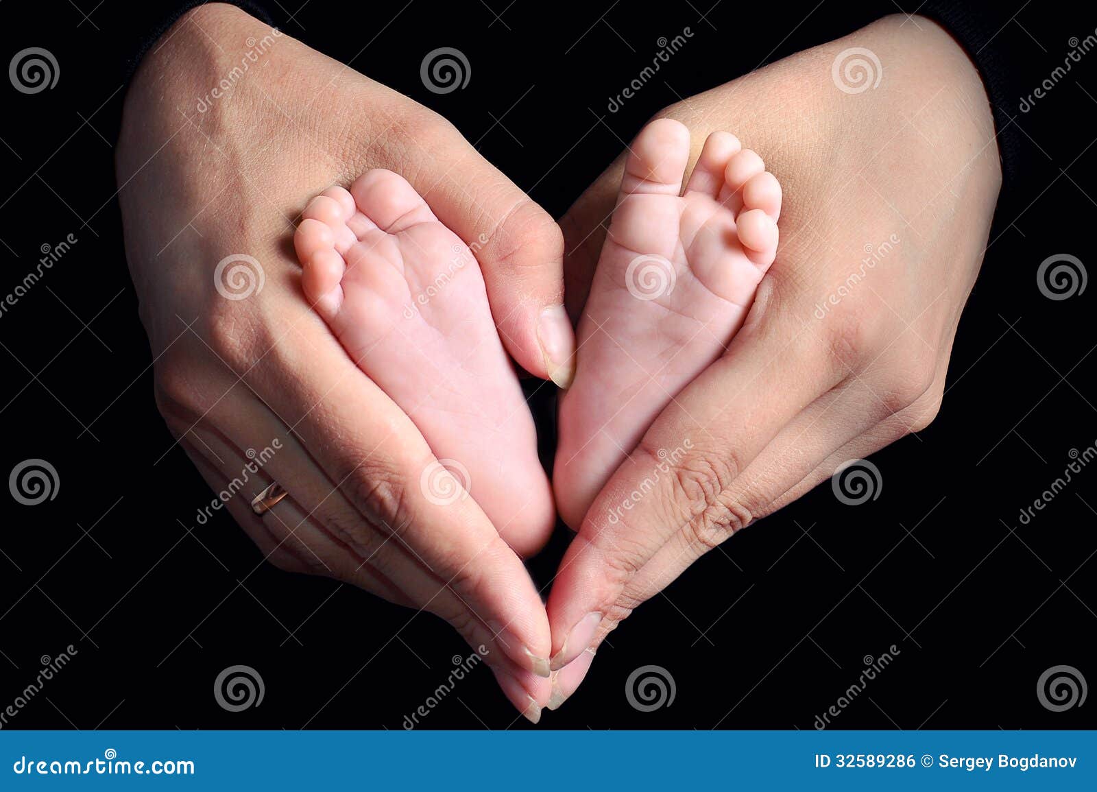 Ноги мамы для детей. Пяточки младенца в руках. Детская ножка в ладони мамы. Ножки младенца в руках матери. Ножка младенца в маминой руке.