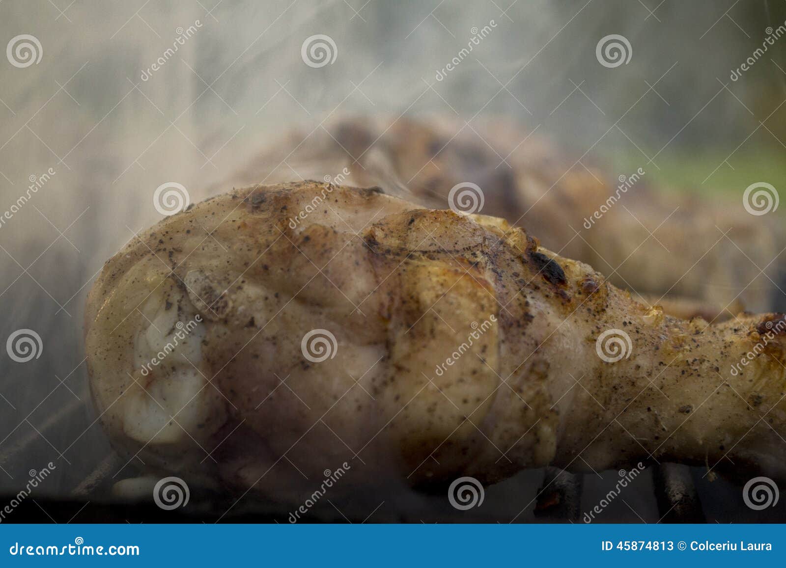 Jambes de poulet de barbecue. Jambes de poulet sur le gril fait sur le feu en bois
