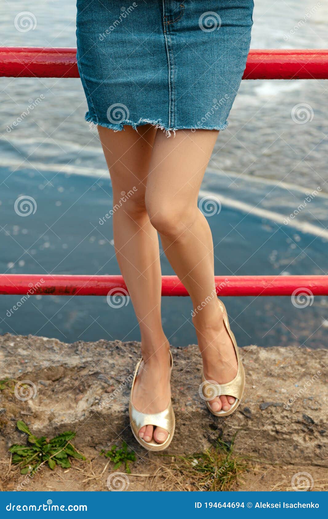 Jambes Femmes Nues En Jeans Jupe Et Sandales Photo Stock Image Du