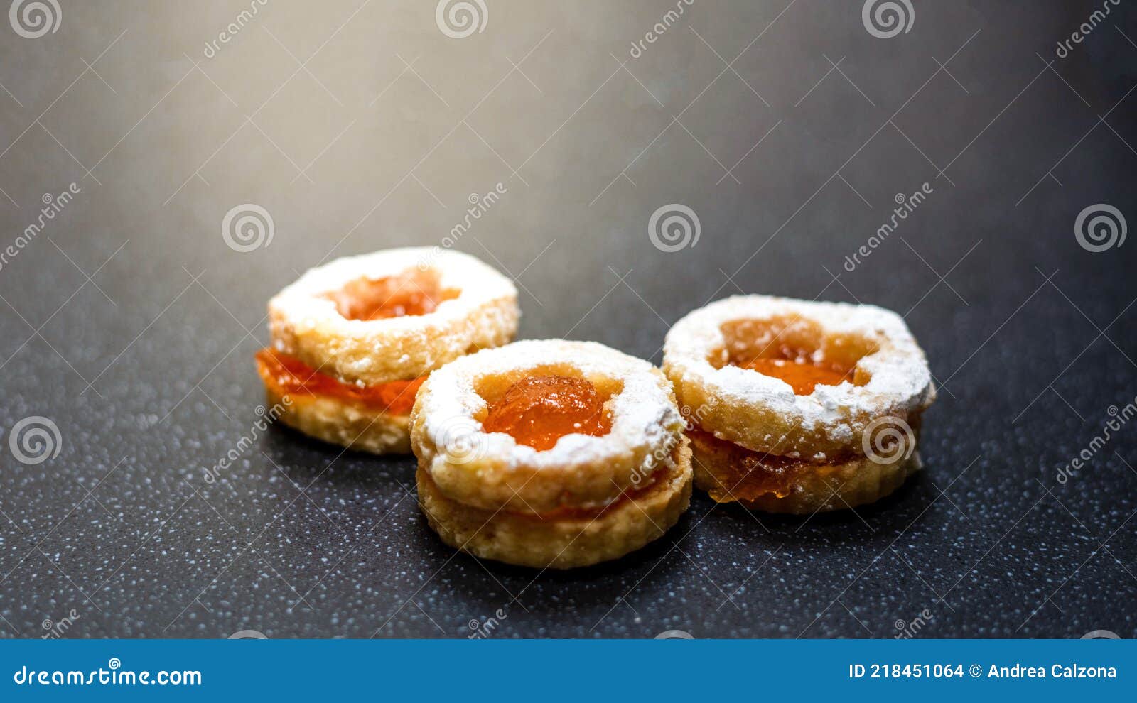 jammy dodger, occhi di bue, cookies with jam and powdered sugar