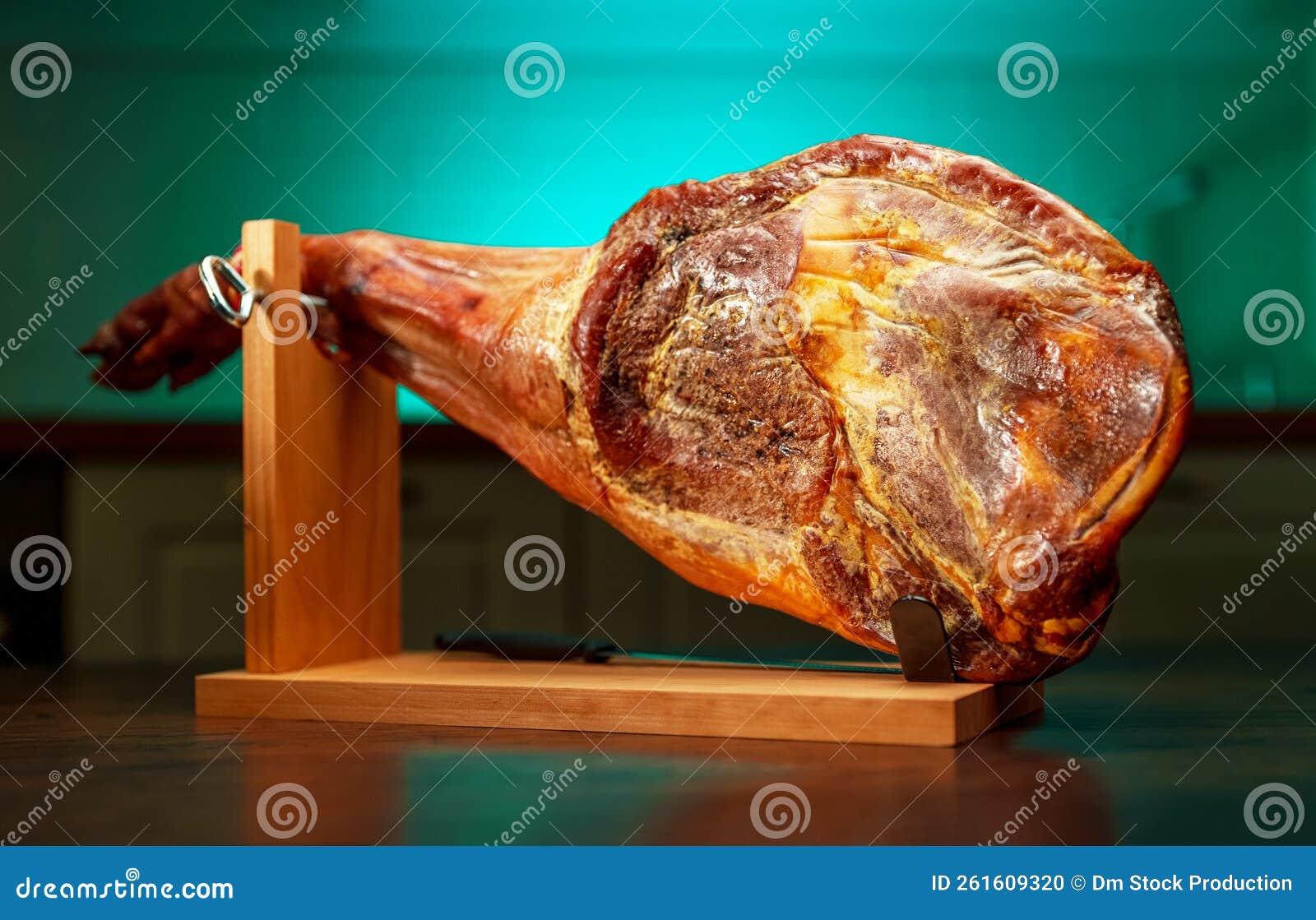 Jamon Sur Un Support En Bois Photo stock - Image du culture, espagne:  261609320