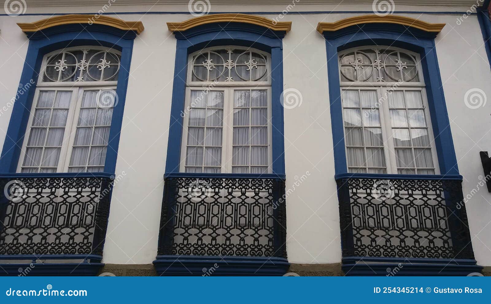 janelas em estilo colonial portugÃÂªs.