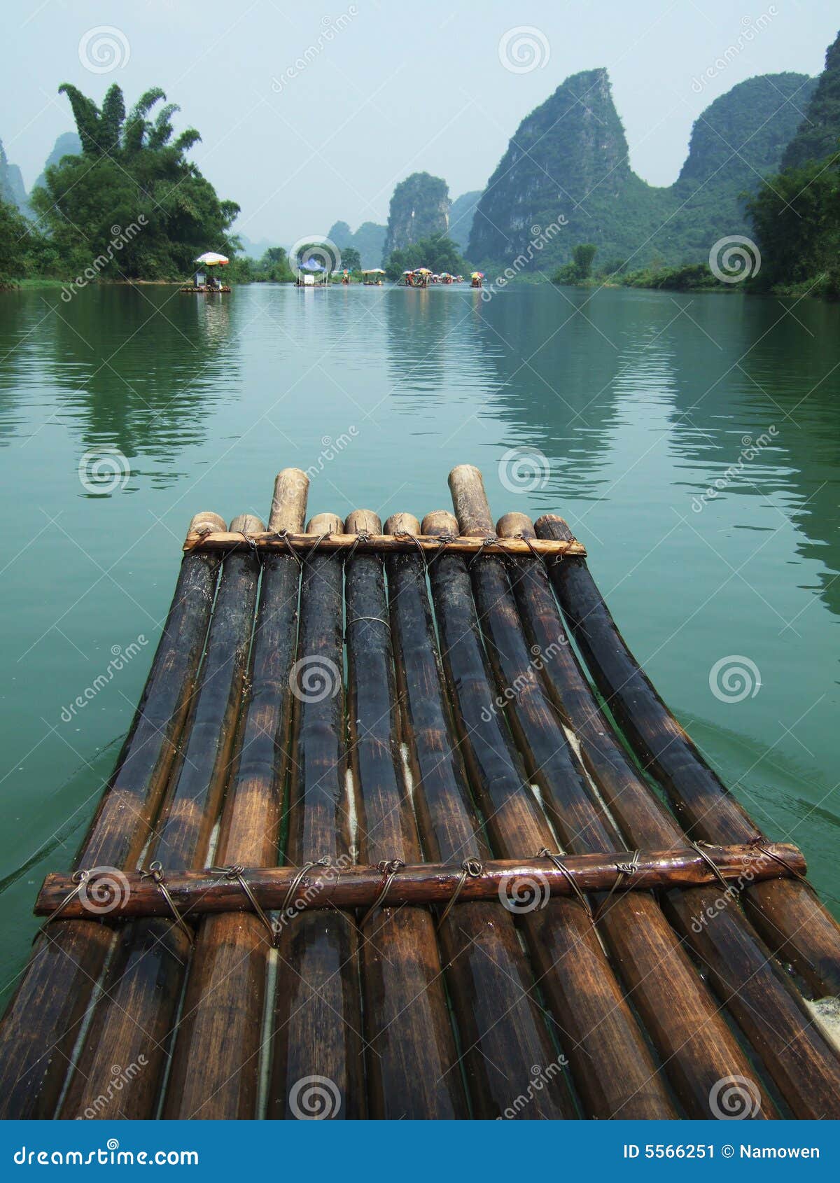 Jangada do rio, da montanha e do bambu. O rio, a montanha e o bambu transportam na cidade de Guilin, Guangxi, China