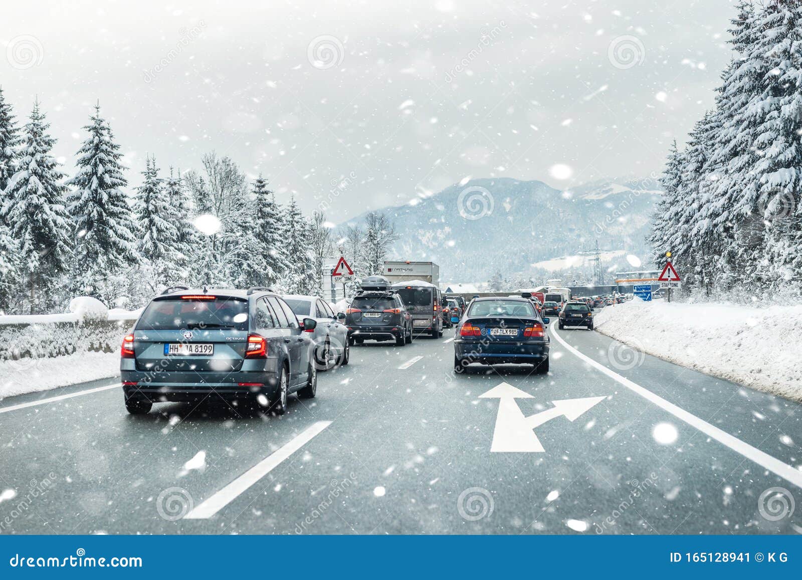 12 januari 2019 - Salzburg, Österrike: Höghastighetsväg med många olika bilar i trafikstockningar på grund av dålig trafik. 12 januari 2019 - Salzburg, Österrike: Vinterväg med många olika bilar i trafikstockningar på grund av dåliga väderförhållanden Fordon på tunga snöstormar och blåsor på kalla vinterdagen