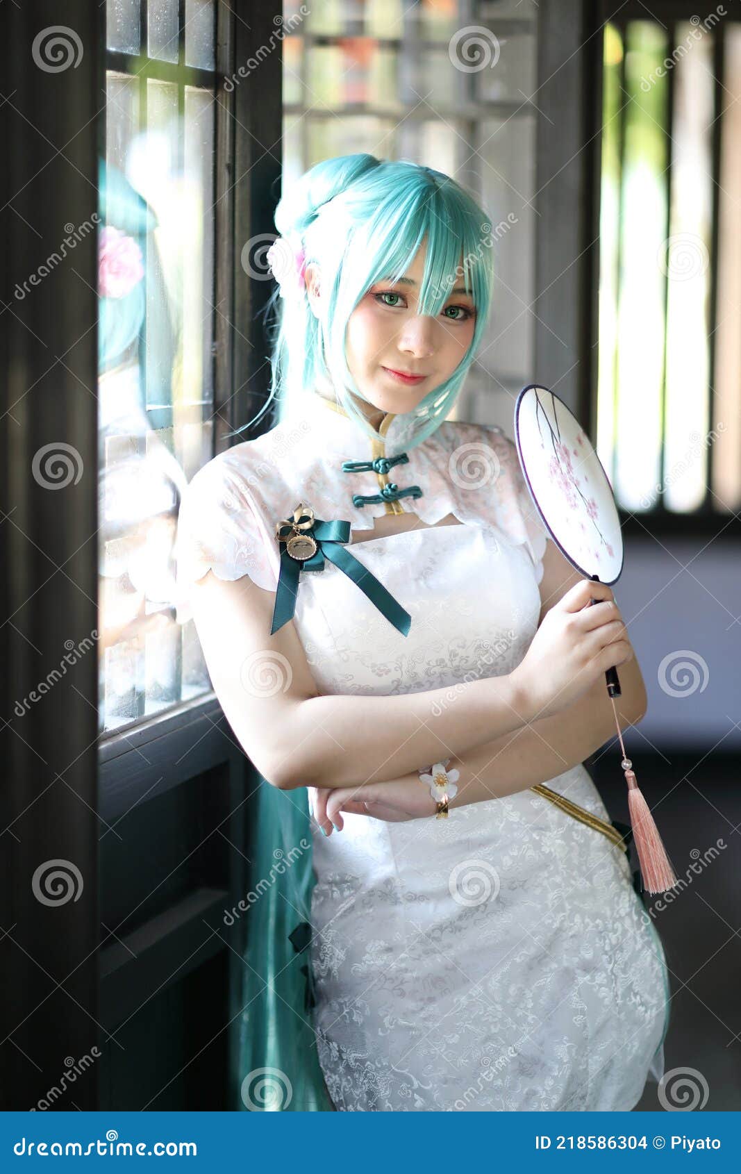 Retrato De Cosplay De Anime De Japón De Una Niña Con Traje De Vestido Chino  En El Jardín Chino Fotos, retratos, imágenes y fotografía de archivo libres  de derecho. Image 166296041