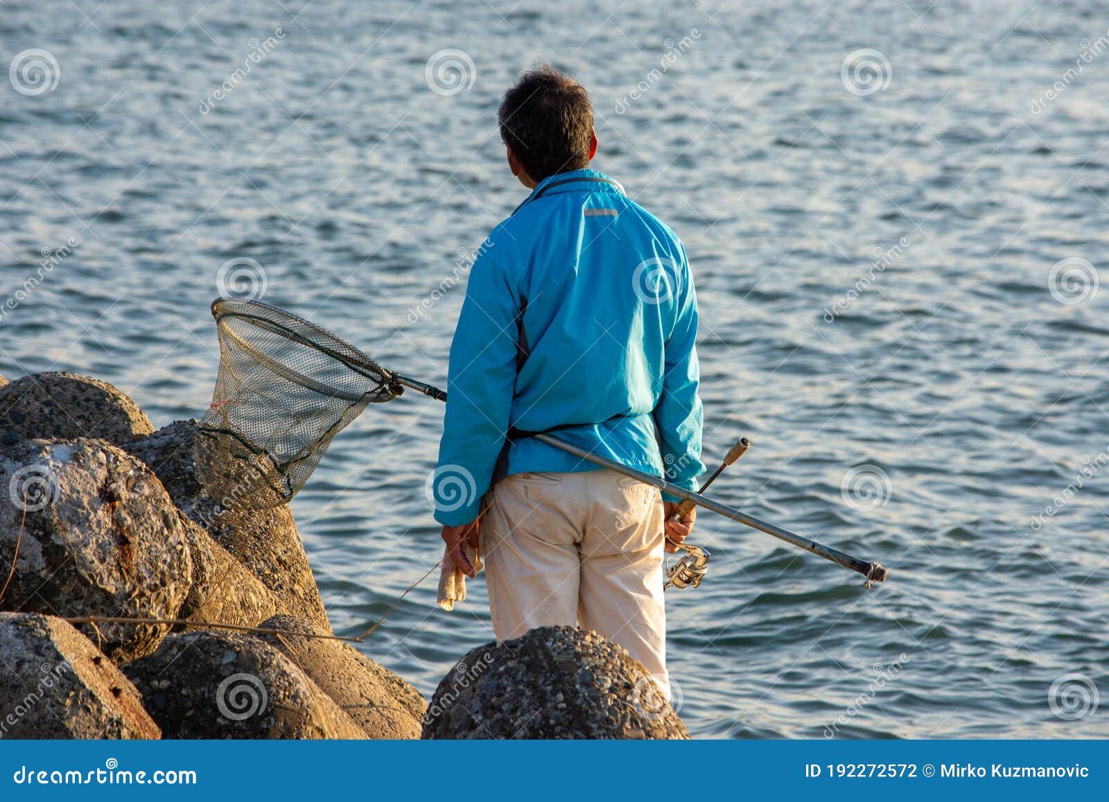 En El Mar, Pescando Con Una Caña De Pescar Desde La Orilla Fotos