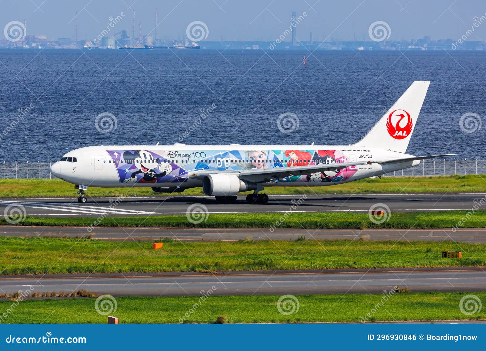 Japan Airlines JAL Boeing 767-300ER Airplane at Tokyo Haneda