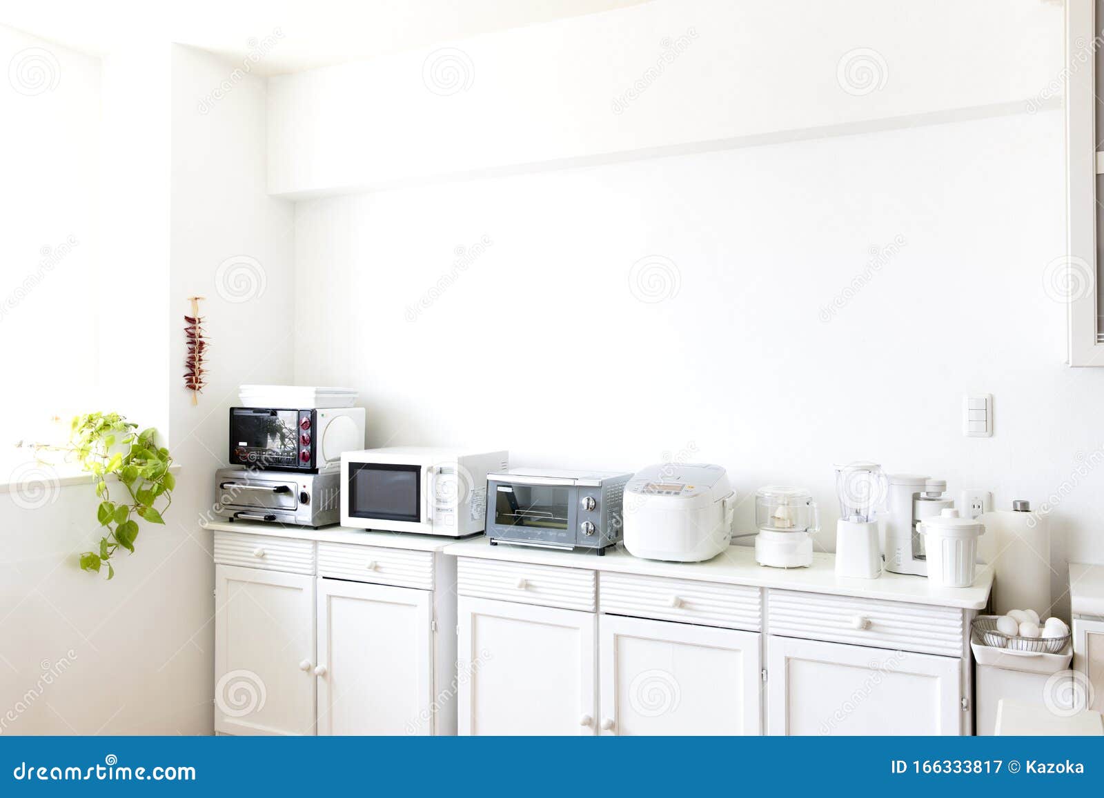 https://thumbs.dreamstime.com/z/japan-kitchen-small-cooking-appliances-lined-up-japanese-kitchens-small-cookware-lined-up-white-room-166333817.jpg