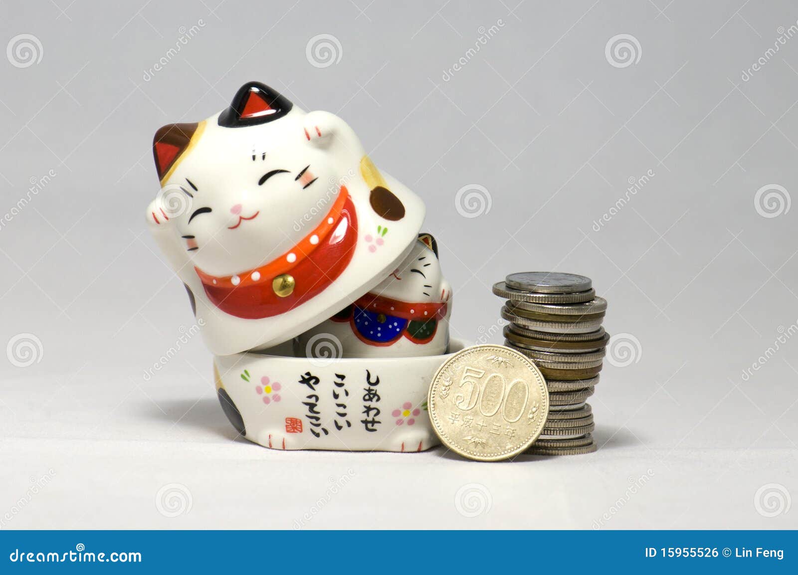 japanese lucky cats and yen