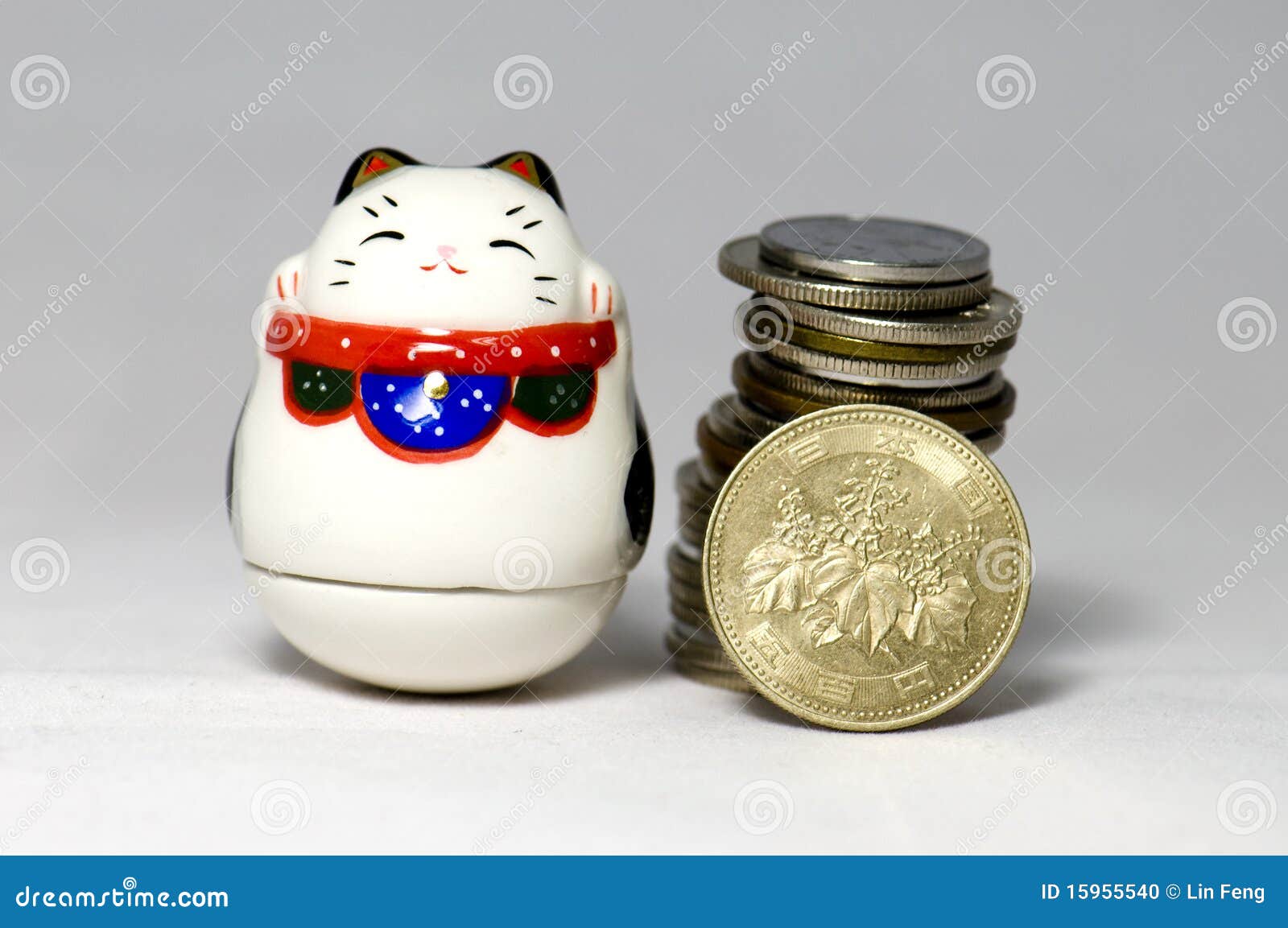 japanese lucky cats and yen