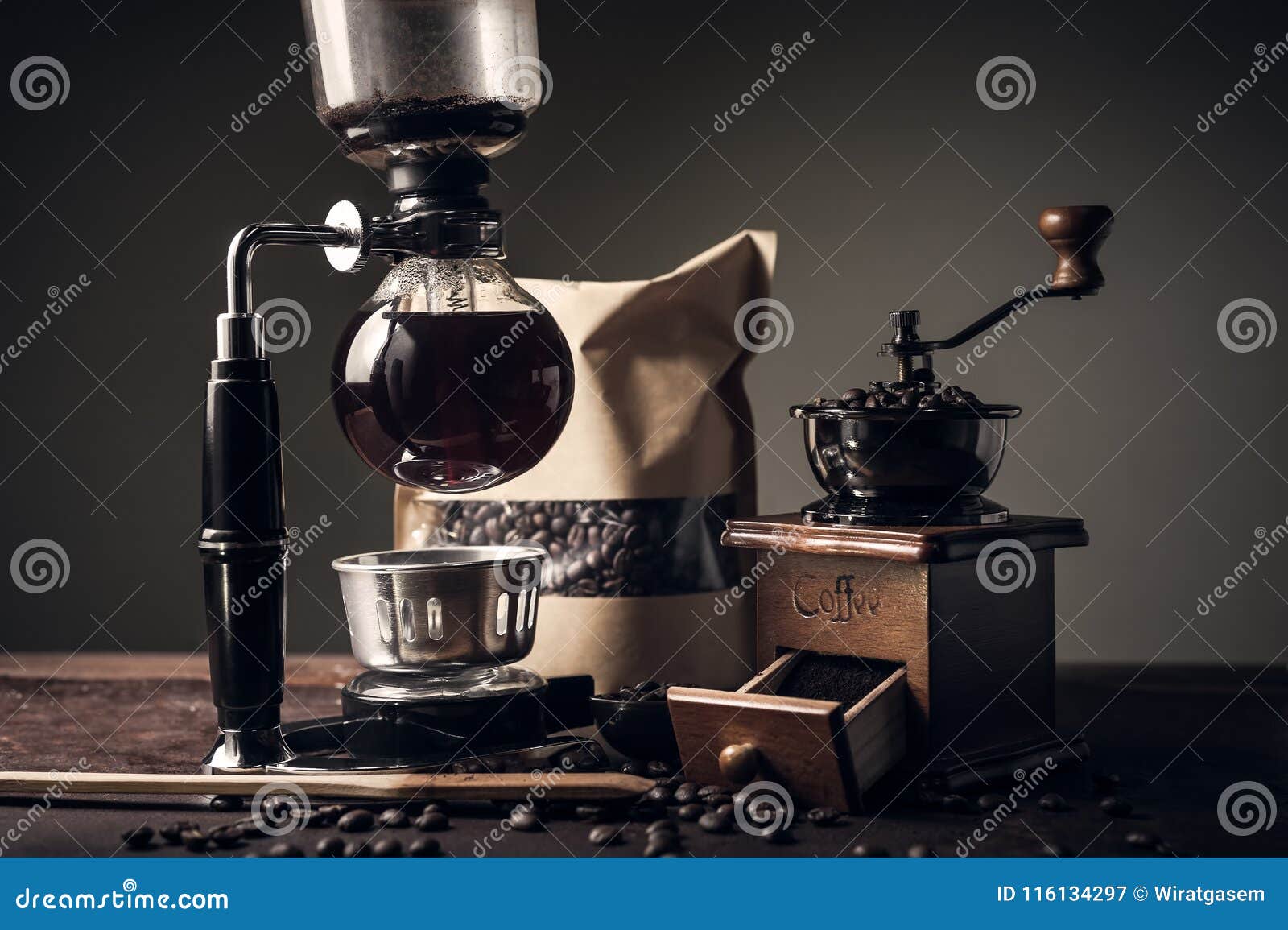 Japanese Siphon Coffee Maker With Halogen Beam Heater Stock Photo -  Download Image Now - iStock