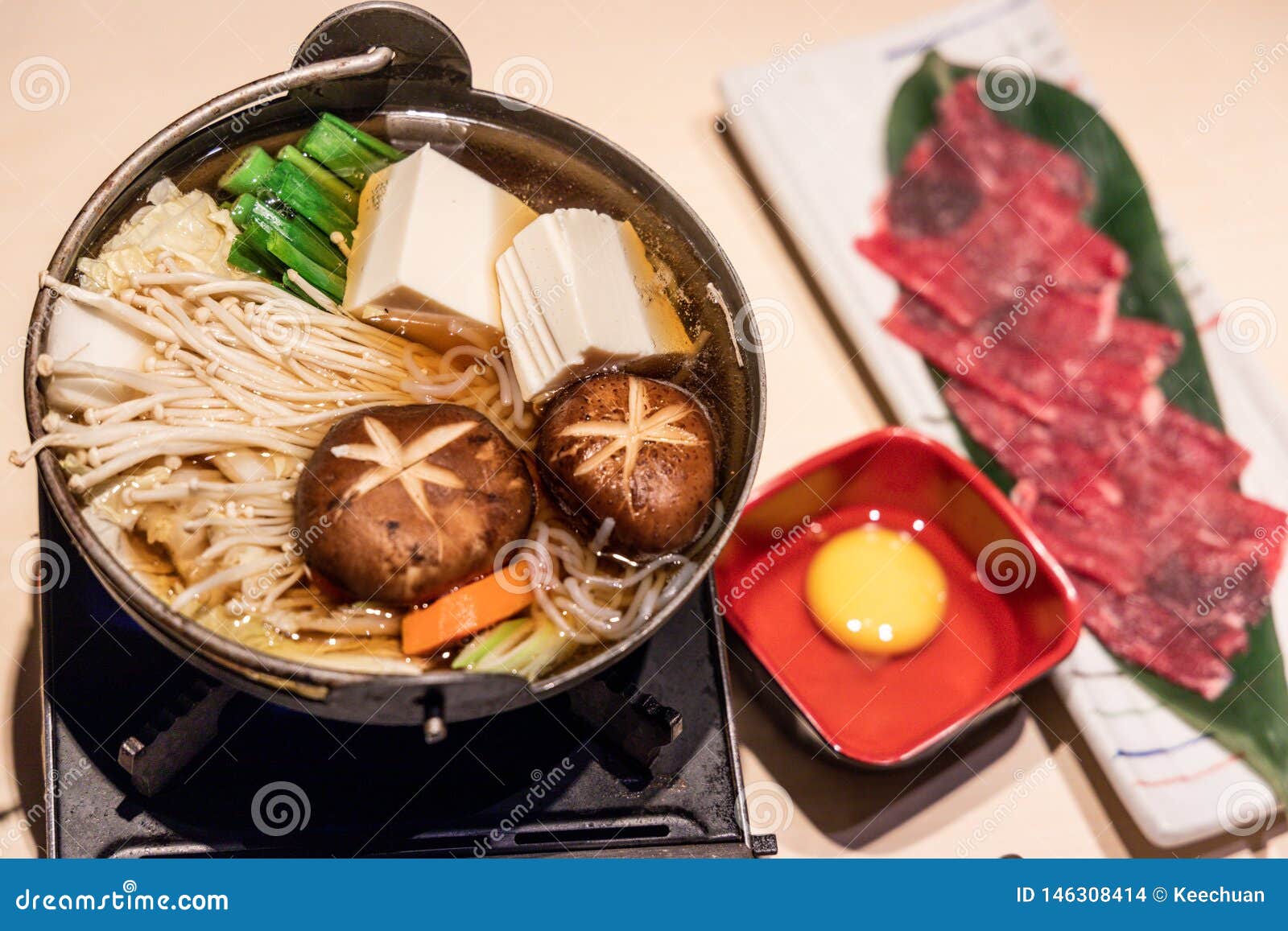https://thumbs.dreamstime.com/z/japanese-sukiyaki-hot-pot-vegetable-beef-slice-raw-egg-served-table-146308414.jpg