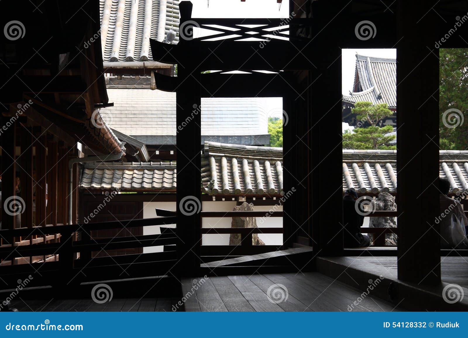 Japanische Architektur. Innerhalb eines japanischen Tempels: Korridore, Spalten und Gerichte mit Zen arbeitet im Garten
