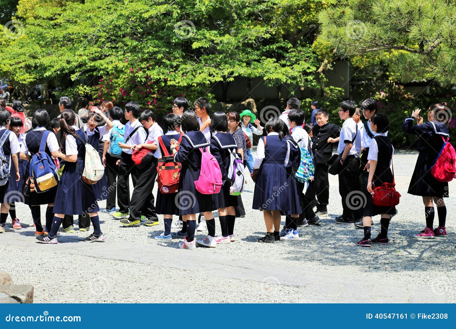 Japanische Studenten. Ich machte dieses Foto einer großen Gruppe japanischer Studenten auf einer Exkursion in Kamakura, Japan mit Canon 6D