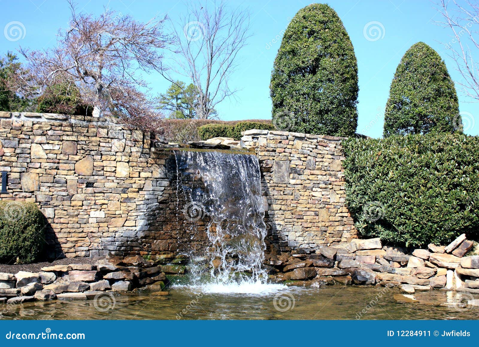 Japanischer FelsenGartenWasserfall Stockbild Bild von meditieren