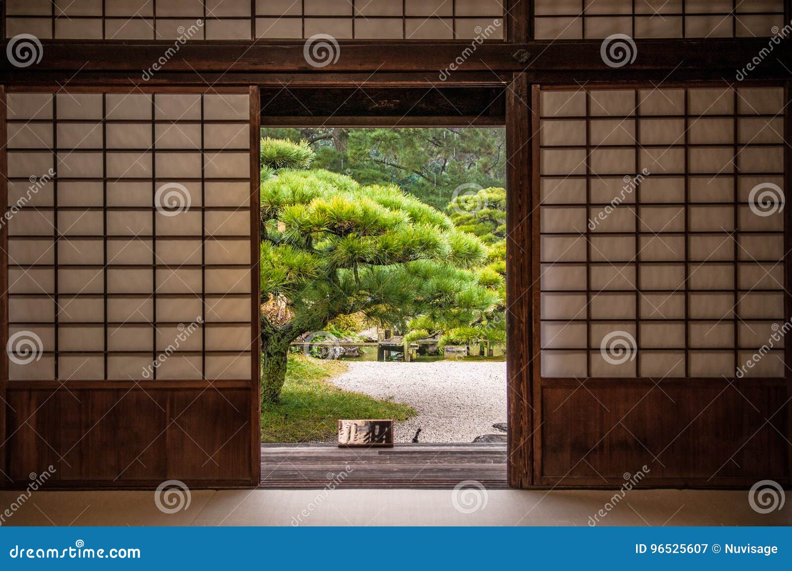 Japanischer Garten Gesehen Durch Schiebetur Stockbild Bild Von Garten Durch 96525607