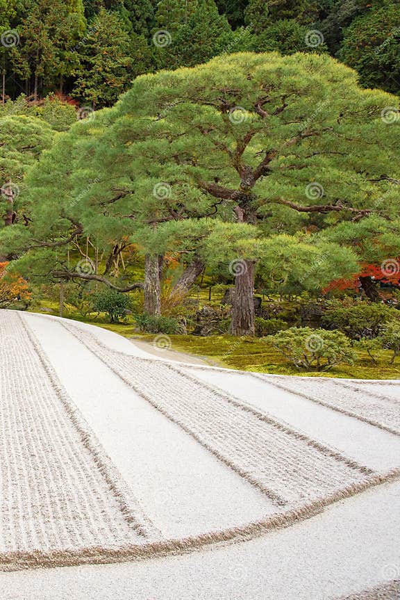 Japanischer ZengartenMeditationsstein in Den Linien Sand Stockbild