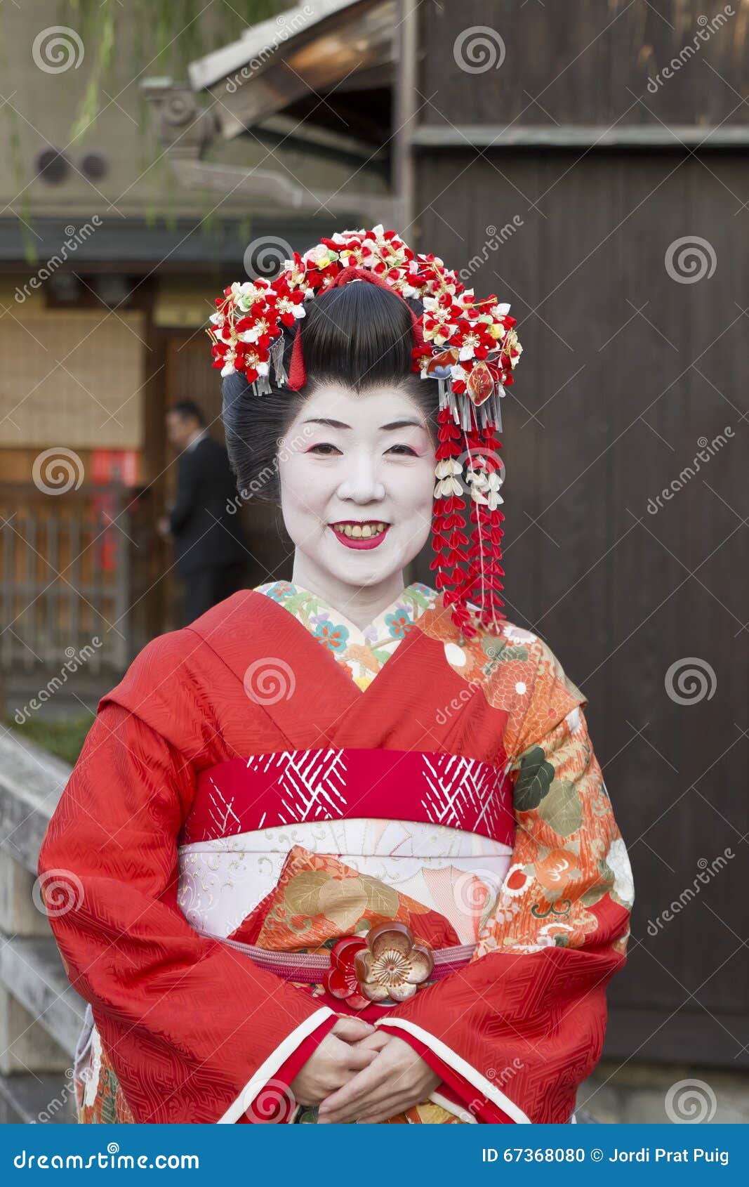 Japans Op Een Rode Kleding Redactionele Afbeelding - geisha, vrouw: 67368080