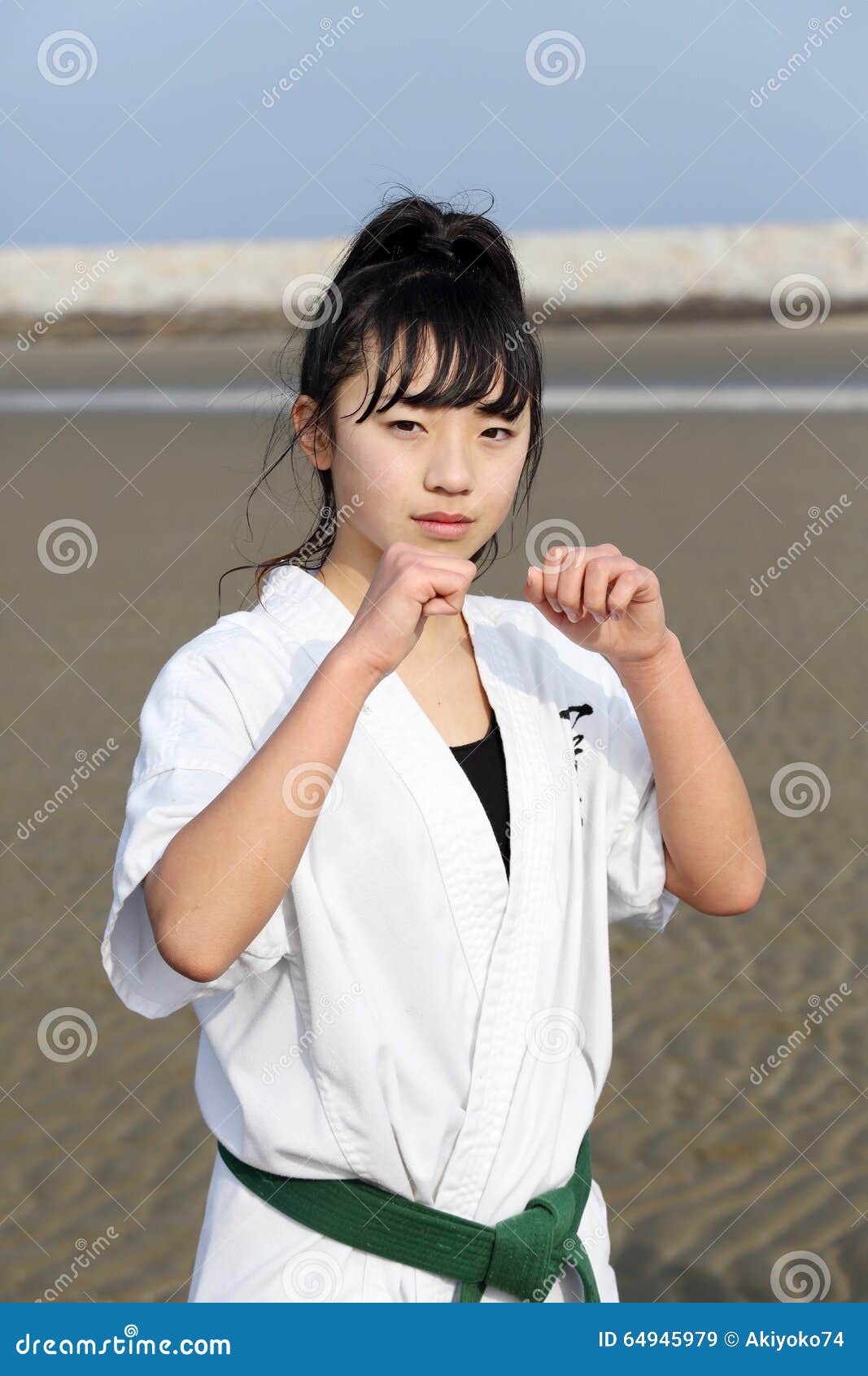 Japans Karatemeisje Bij Het Strand Redactionele Stock Afbeelding