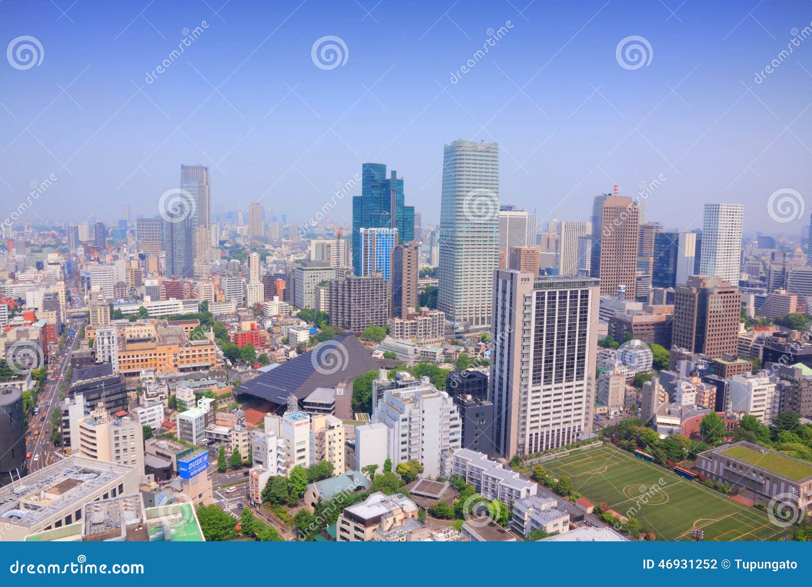 Japão - Tokyo. TÓQUIO, JAPÃO - 10 DE MAIO DE 2012: Opinião moderna da arquitetura da cidade no Tóquio, Japão O Tóquio é o capital de Japão e da área metropolitana a mais populoso no mundo com quase 36 milhões de pessoas
