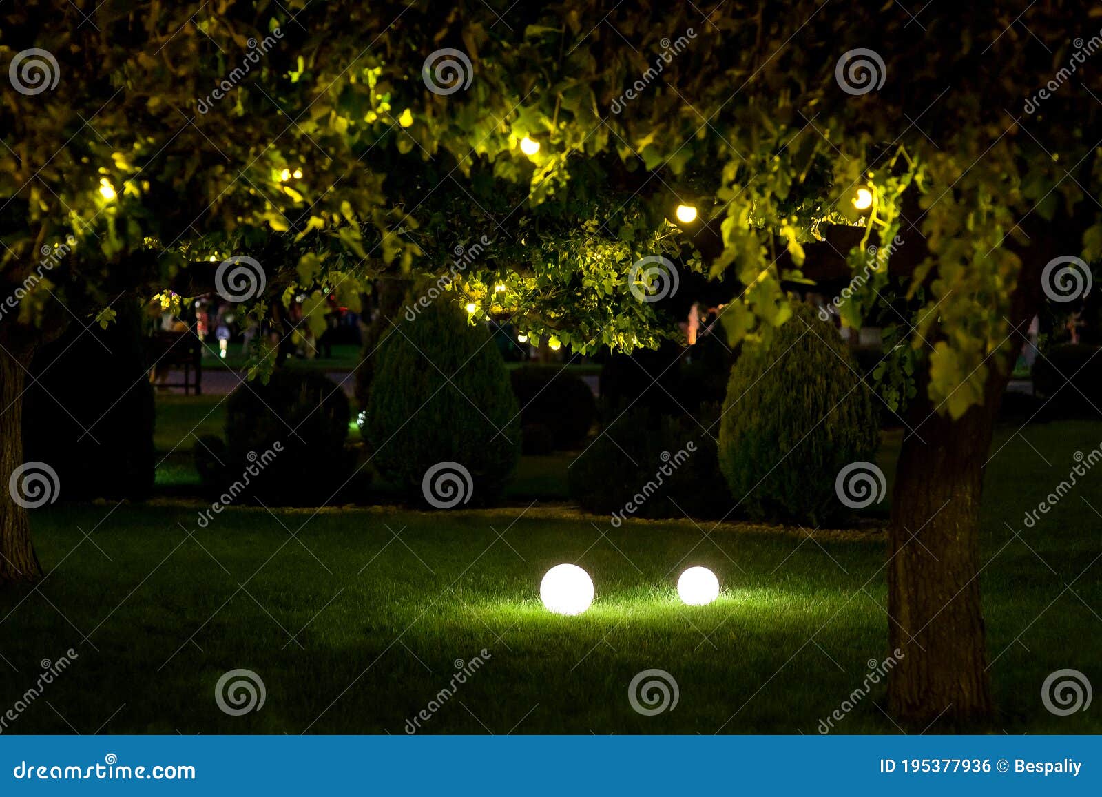 Jardín Iluminado En El Patio Trasero Con 2 Farolillos. Foto de archivo - de garganta: