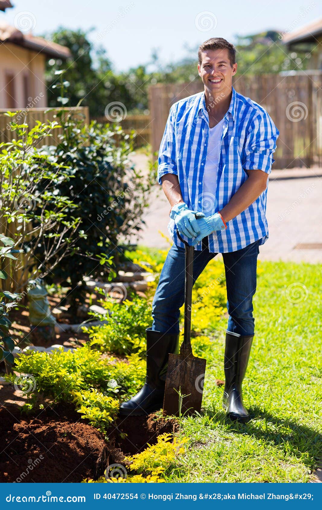 Jardin de pelle d'homme photo stock. Image du jeans, personne