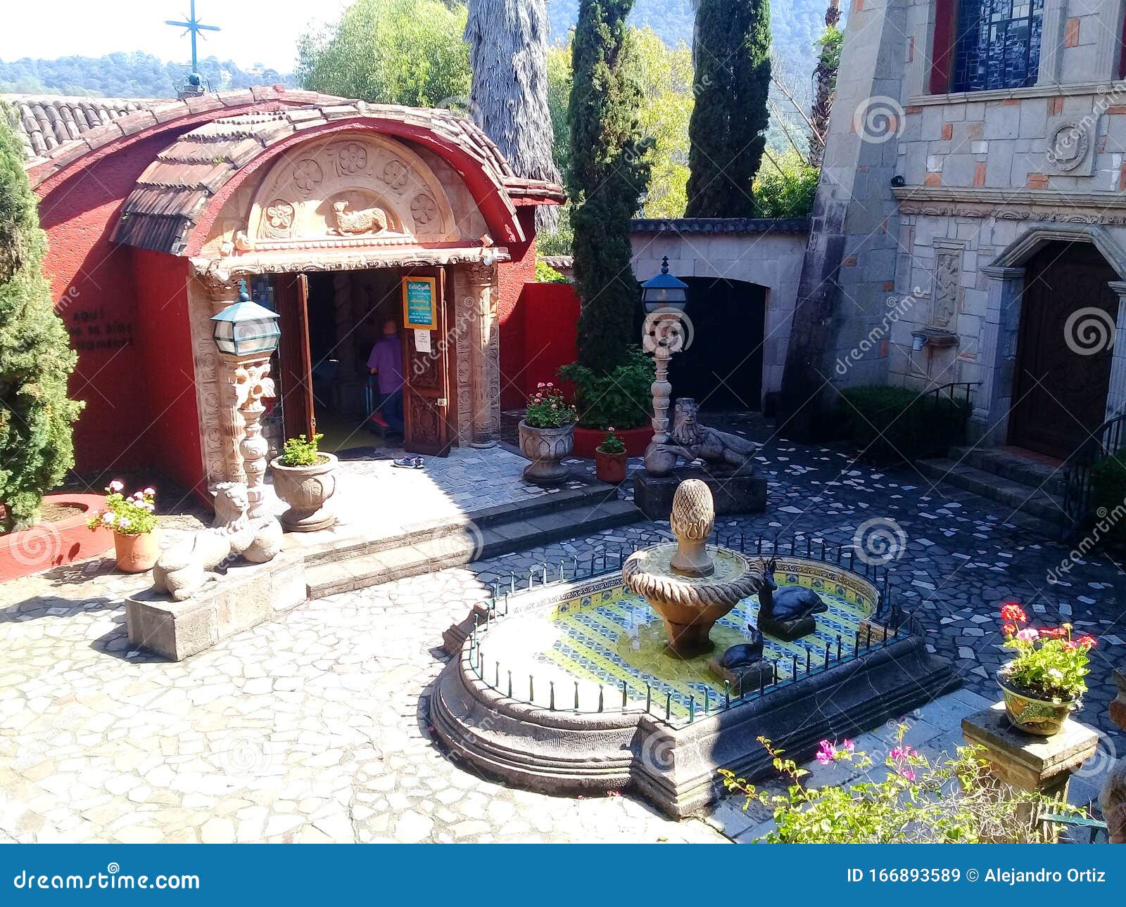 jardin interior  capilla en el centro de oracion carmel maranatha en valle de bravo