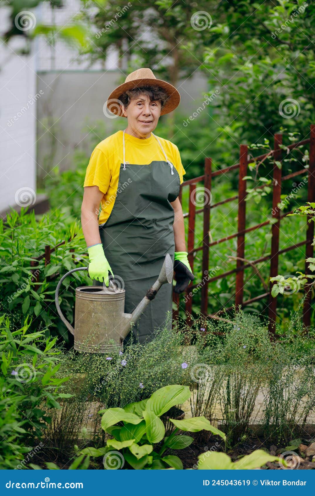 un hombre en un sombrero y guantes es trabajando en el jardín
