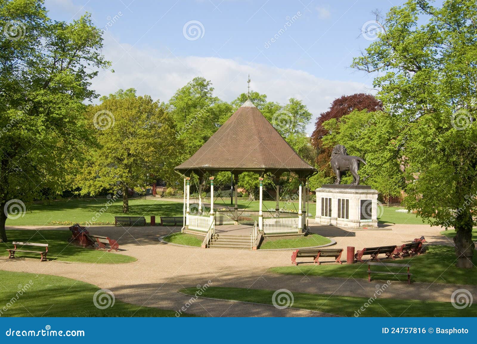 Jardines de Forbury, lectura, Berkshire. La vista de Forbury cultiva un huerto en el centro de la lectura, Berkshire. Convertido en la era del Victorian, el soporte de venda fecha a partir de la 1896 y del monumento del león a la guerra afgana a partir de 1886.