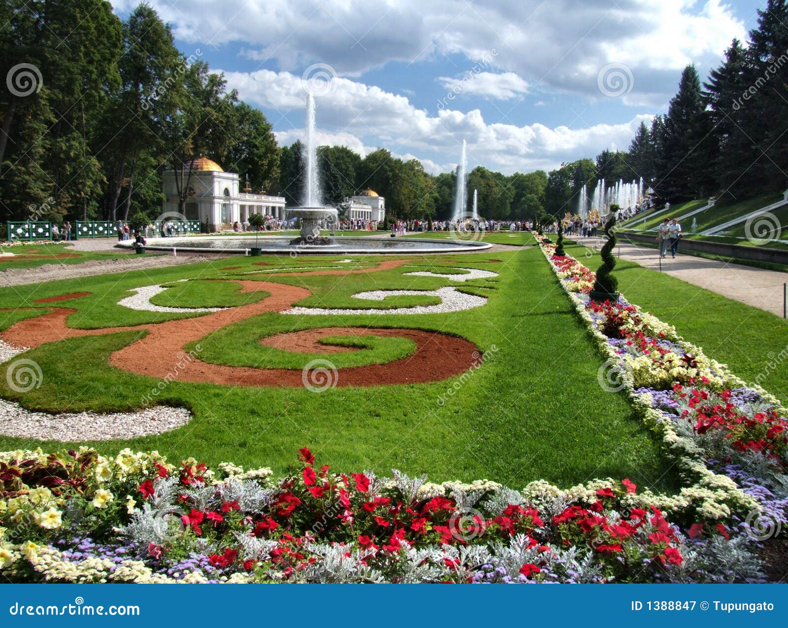 Jardines de Peterhof imagen de archivo. Imagen de matrices - JarDines De Peterhof 1388847