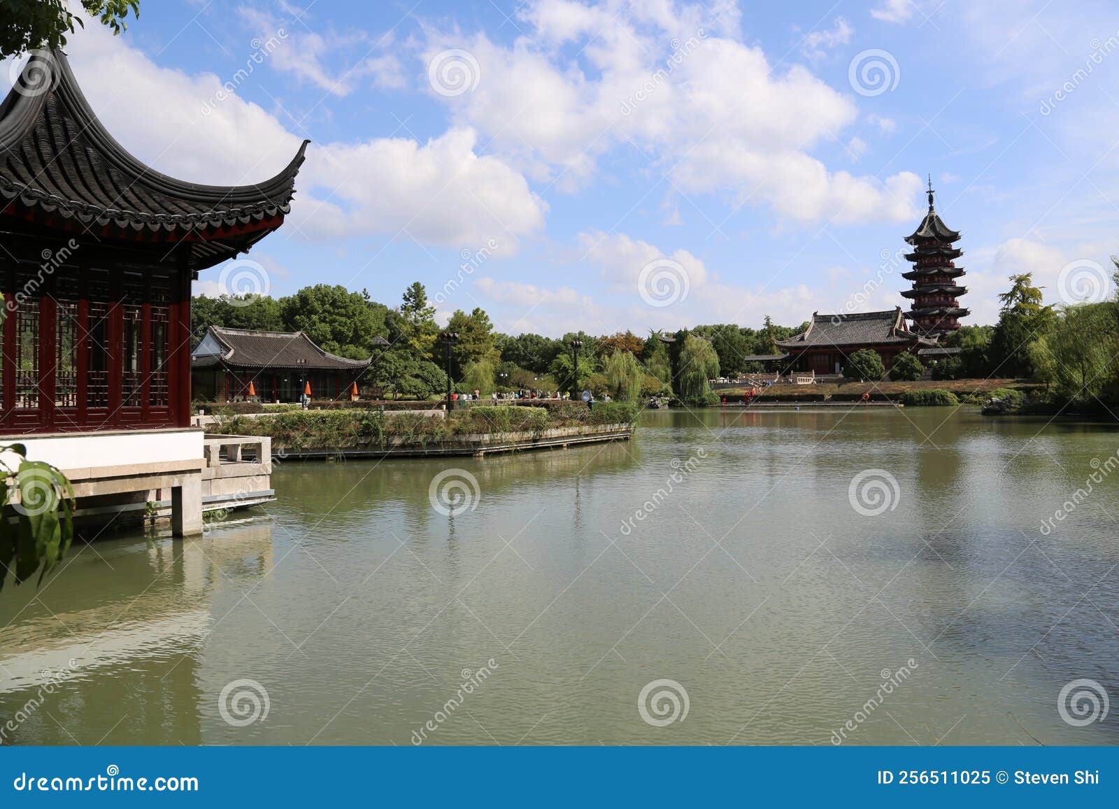 Jardins e pontes antigos na província china de suzhou jiangsu. A china da província de suzhou jiangsu tem uma história de mais de 2 500 anos. manteve o padrão urbano de água e terra paralela nas ruas adjacentes e tem um estilo único de pontes pequenas e paredes brancas de água corrente e azulejos negros locais históricos e jardins famosos. existem atualmente 108 jardins em suzhou, que é a cidade histórica e cultural turística mais popular na china.