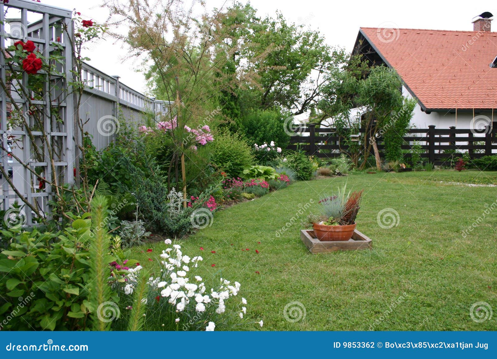 Esto es una foto del pequeño jardín. Es cuidado tomado muy interesante y bien para.