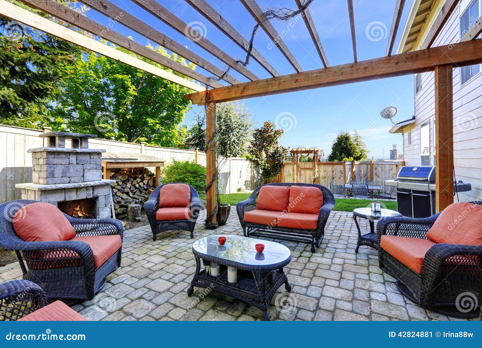 Jardín Con área Y La Chimenea Del Patio Imagen de archivo - Imagen de