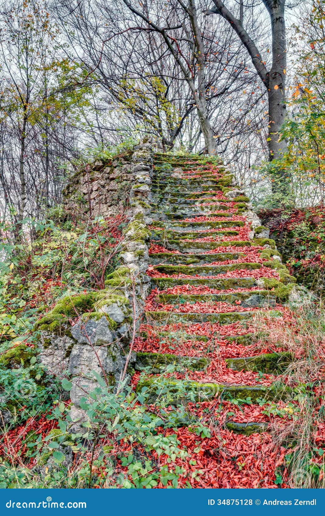 Jardín de piedras en el pueblo alemán Sanspareil en Baviera, Europa, último Autumn October admitido