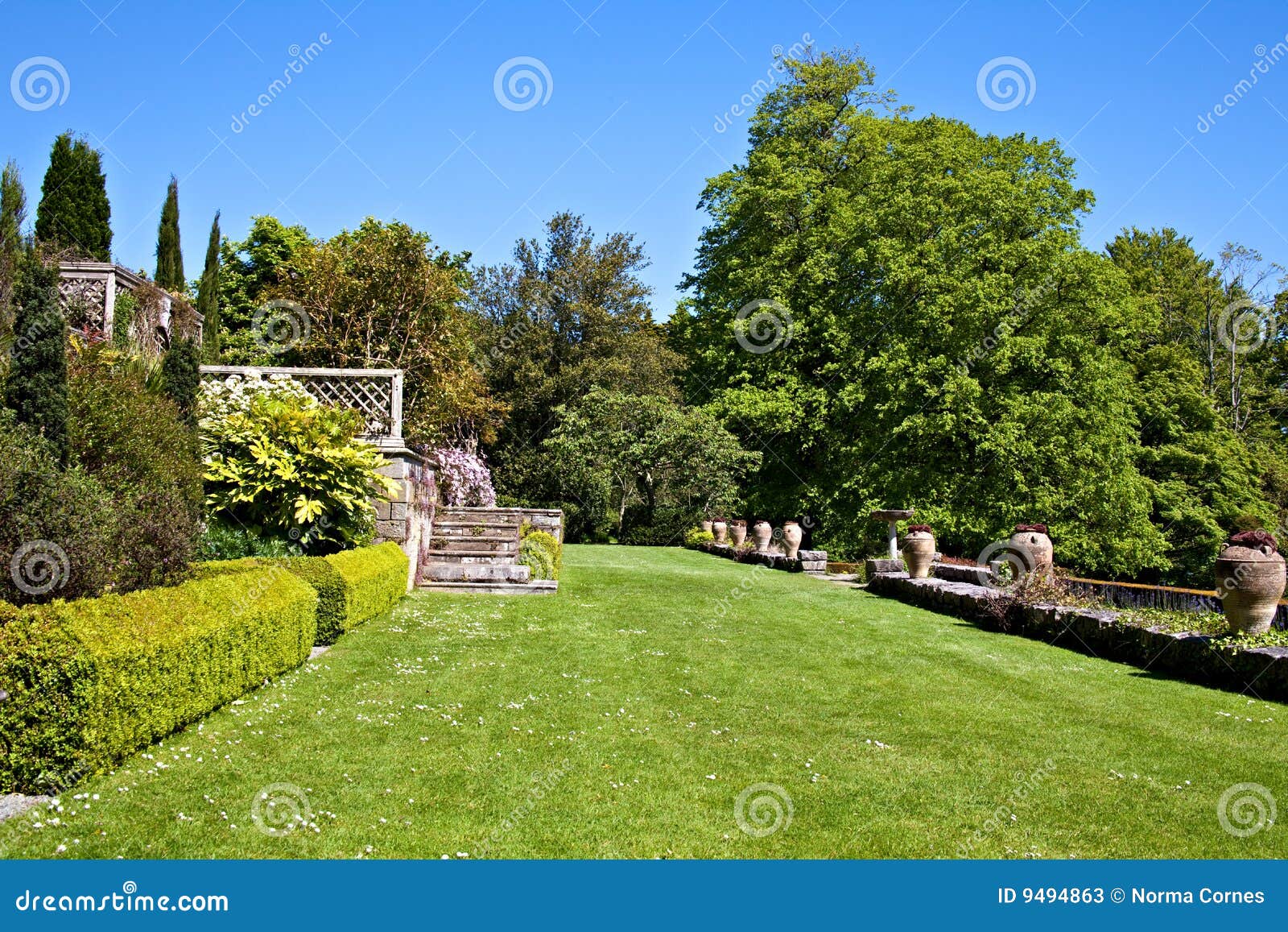 Jardín inglés imagen de archivo. Imagen de urnas, apacible 9494863
