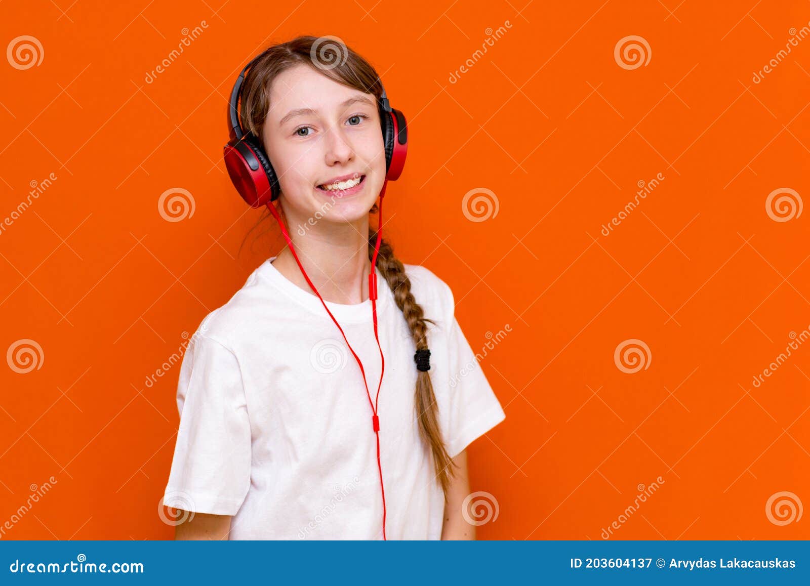 12 - Jarig Meisje In Wit Shirt Luistert Naar Muziek Op Koptelefoon Closeup Stock Afbeelding - Image Of Brunette, Binnen: 203604137