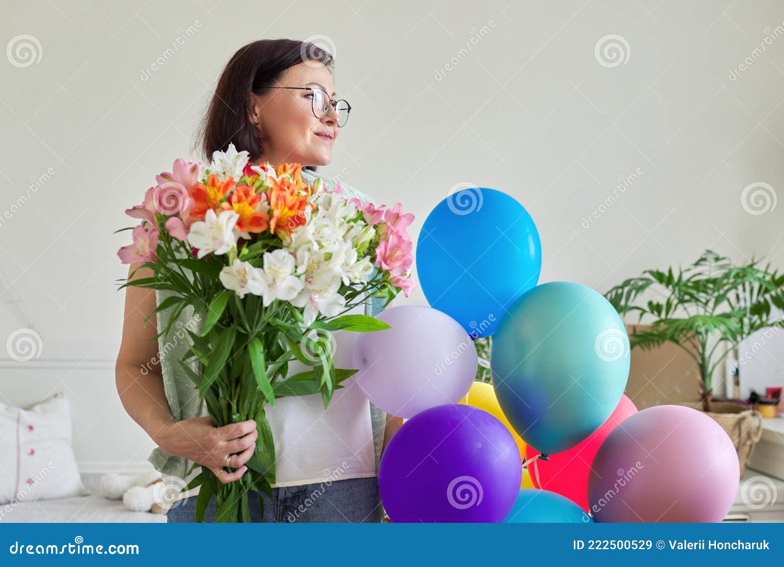 45-Jarige Gelukkige Vrouw Met Bloemen En Ballonnen Stock Afbeelding - Image Of Glazen, Genoegen: 222500529