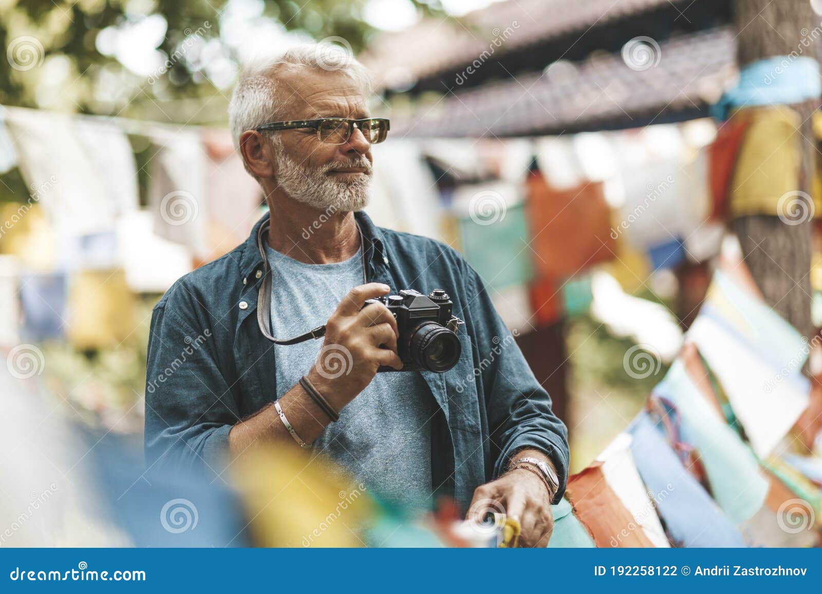 60 - Jarige Man Die Actief Wandelen In Nepal Fotograaf Onderzoekt De Nationale Cultuur. Bejaarden In Een Gezonde Levensstijl Stock Foto - Image Of Avontuur, Stijging: 192258122