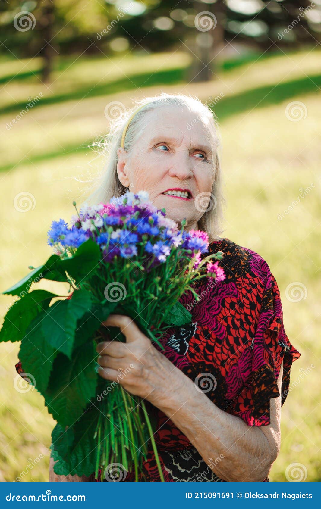 80-Jarige Vrouw Met Bloemen In Haar Handen. Stock Afbeelding - Image Of Bloemen, Patroon: 215091691