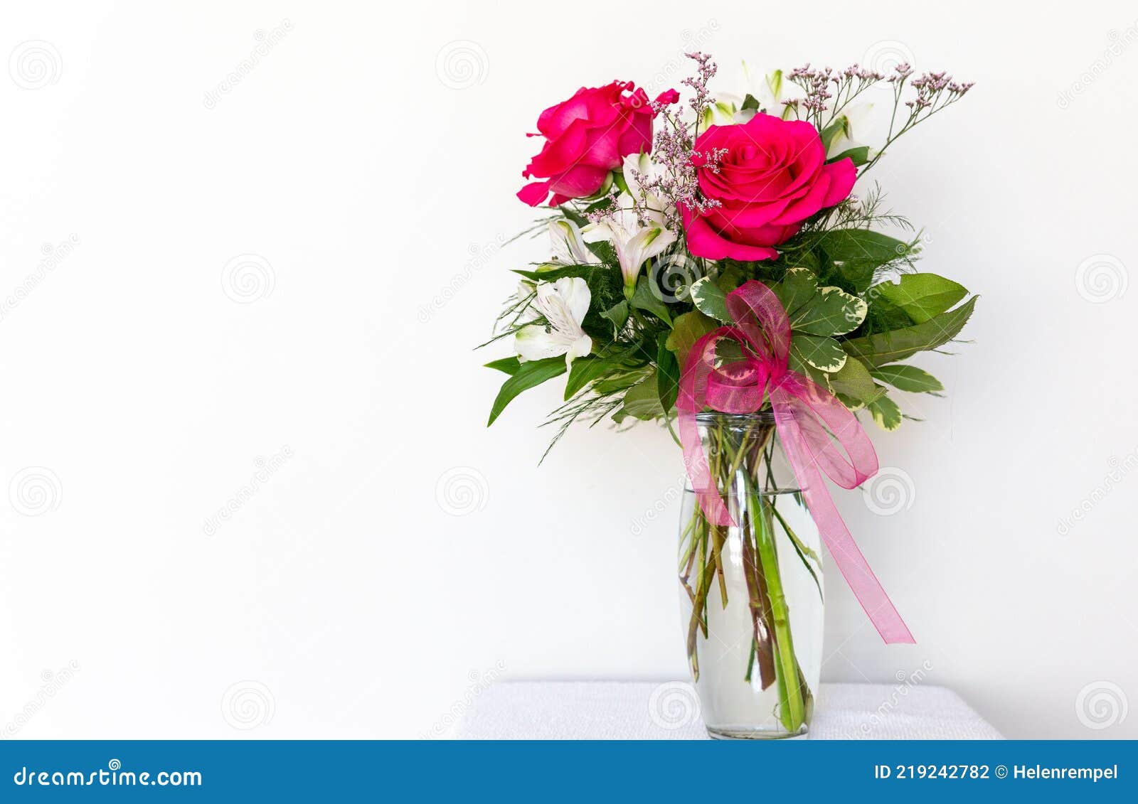 Jarrón De Cristal Claro Relleno De Dos Rosas Rojas Y Flores Blancas Sobre Fondo Blanco Con Espacio De Copia. Foto de archivo - Imagen de saludo, imagen: 219242782 Jarrón De Cristal Claro Relleno De Dos Rosas Rojas Y Flores Blancas Sobre Fondo Blanco Con Espacio De Copia. Foto de archivo - Imagen de saludo, imagen: 219242782