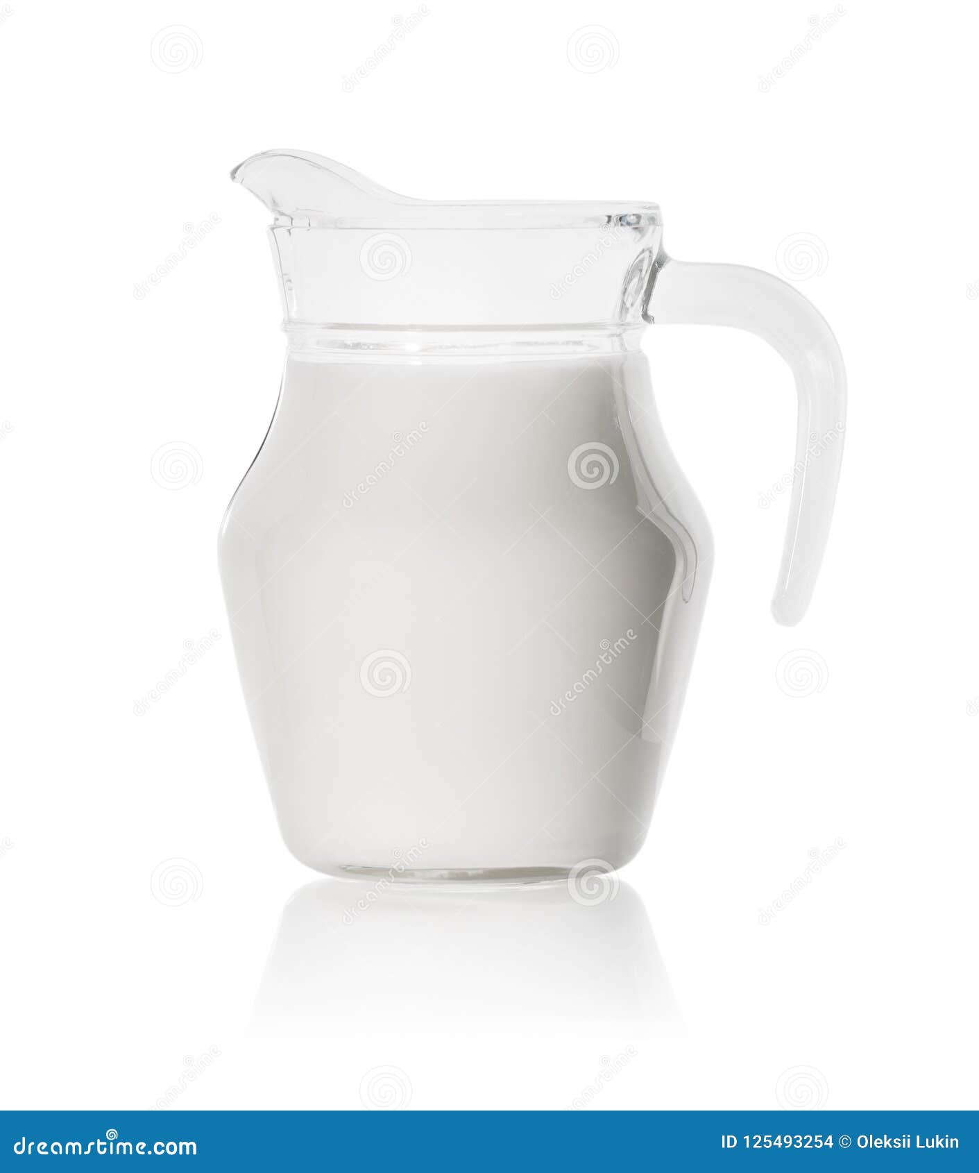 Jarra De Cristal Con Leche Fresca Foto de archivo Imagen de tarro