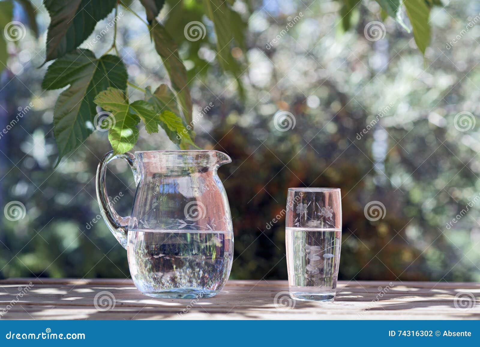 Jarra vaso agua fotos de stock, imágenes de Jarra vaso agua sin royalties