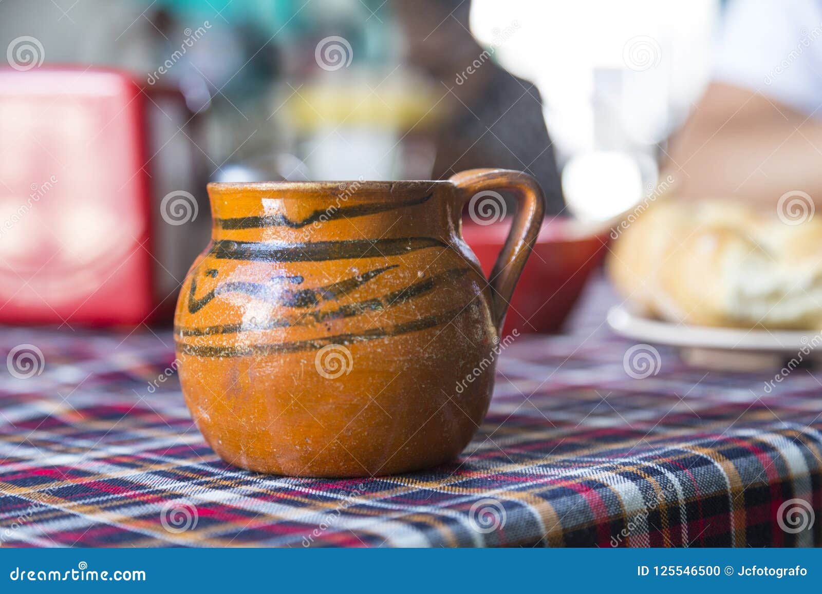 Preguntarse Tulipanes Impresión Jarro De La Arcilla Con Café En Un Mesón Mexicano Viejo Foto de archivo -  Imagen de travieso, desayuno: 125546500