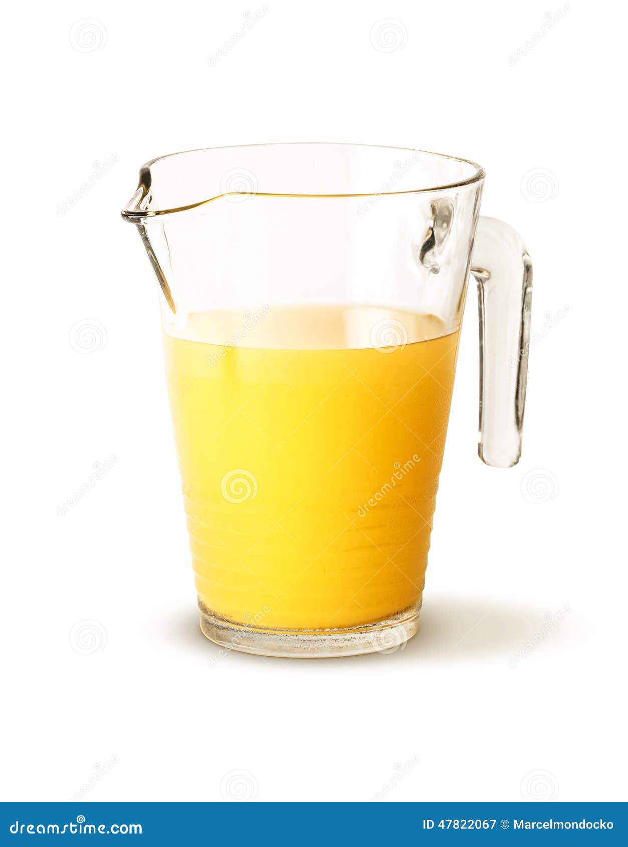 Jarro enchido com o suco de laranja. O jarro encheu-se com o suco de laranja com as laranjas isoladas no fundo branco